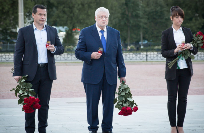 Сергей Миронов в час начала войны зажег свечу памяти и возложил цветы к Памятнику Подольским курсантам